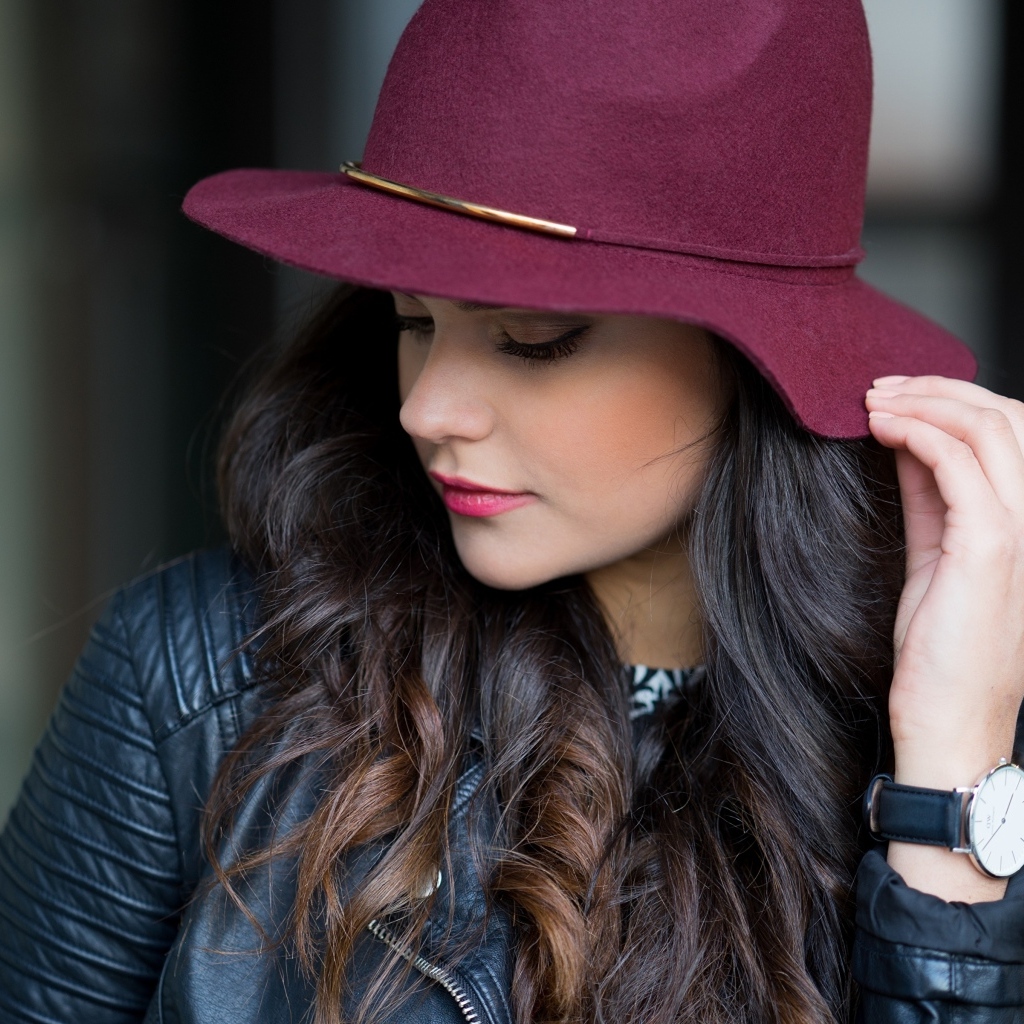 Настоящая девушка в большой бордовой шляпе