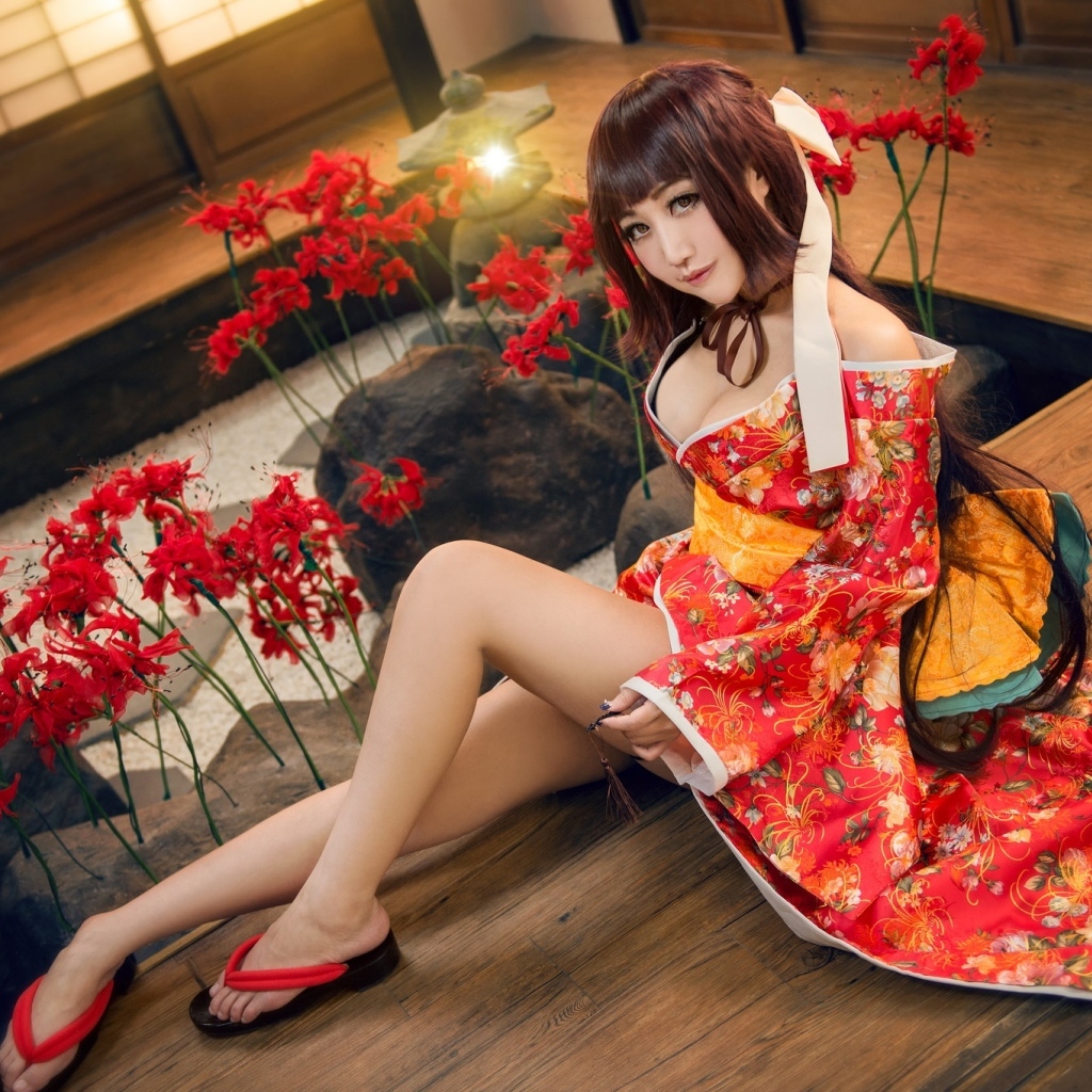 Девушка азиатка в красивом платье