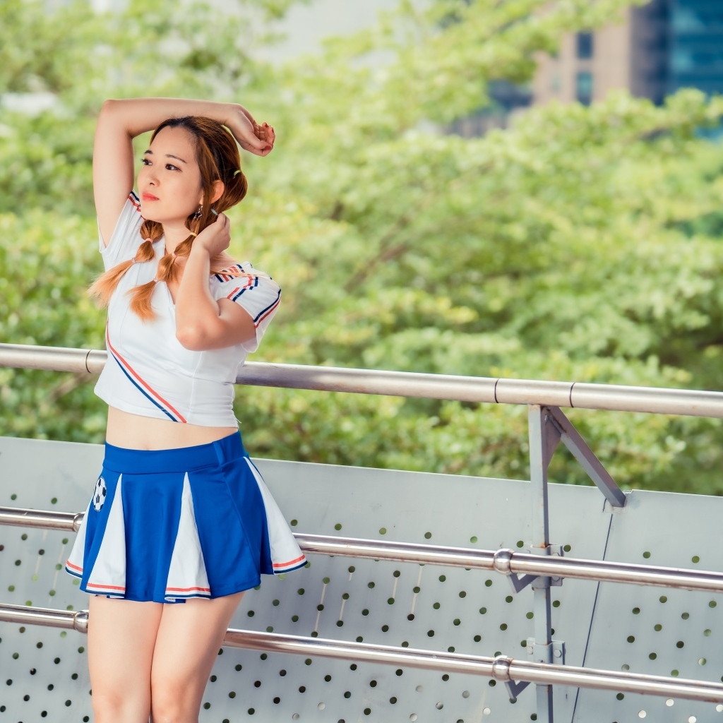 Девушка азиатка в короткой юбке