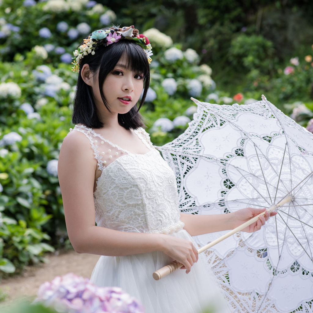 Девушка азиатка в белом платье с зонтом