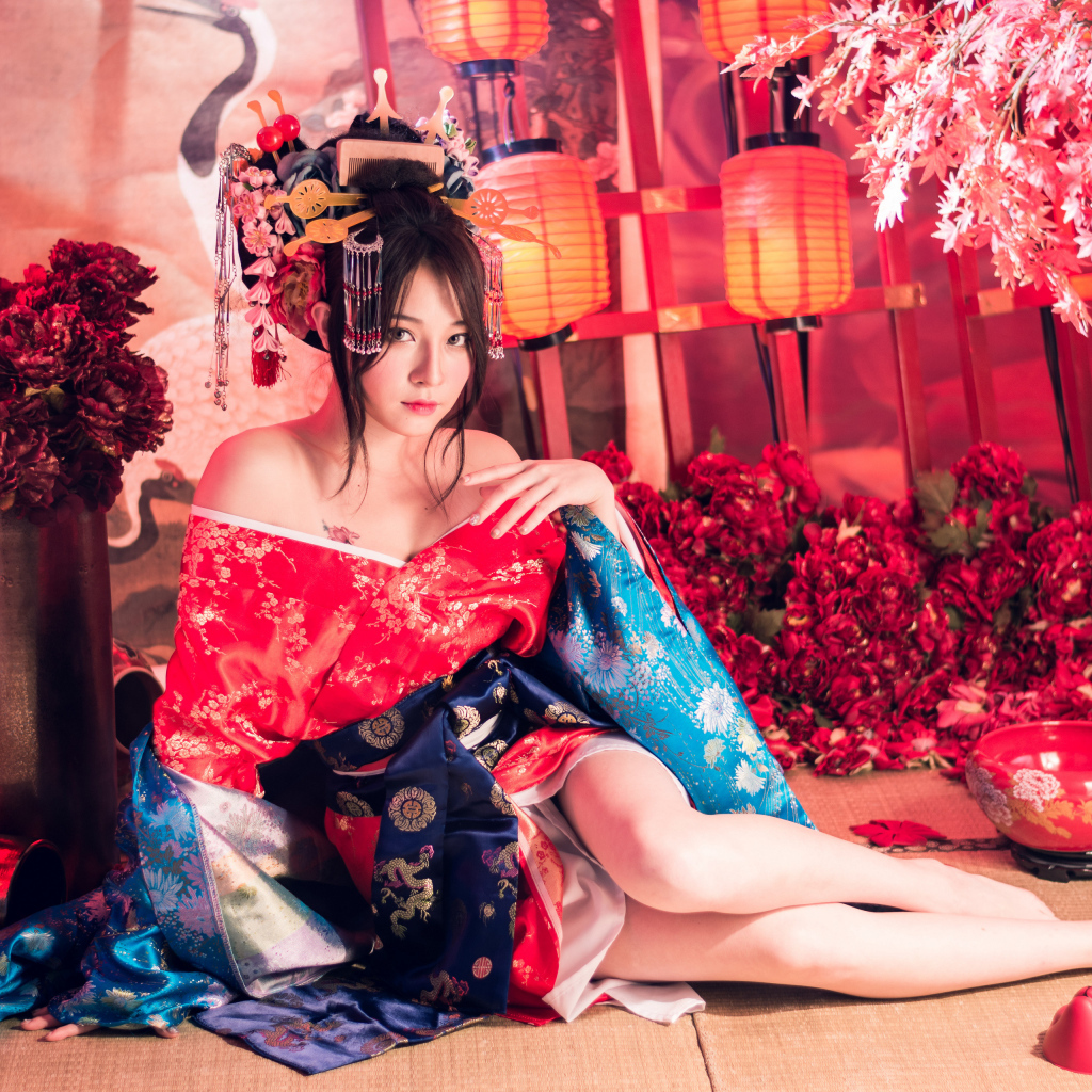 Девушка азиатка в кимоно в комнате