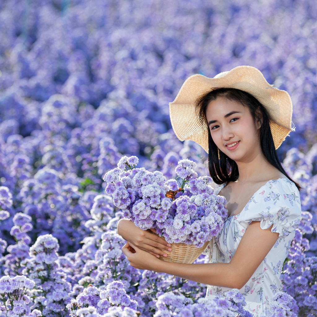 Девушка азиатка на поле с цветами