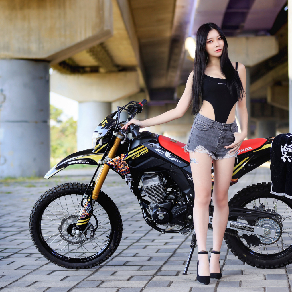 Девушка азиатка с большим мотоциклом