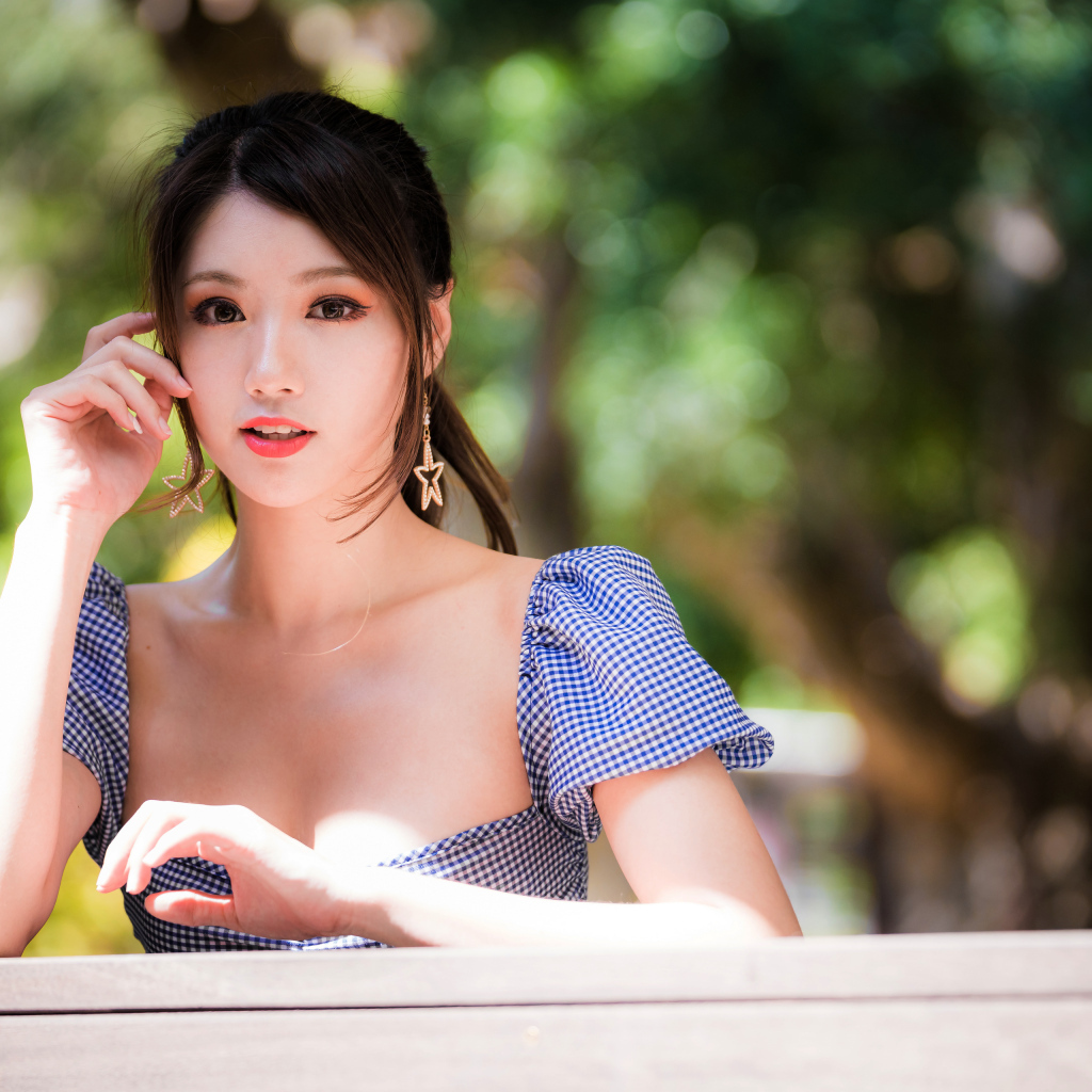 Азиатка в платье с красивыми серьгами