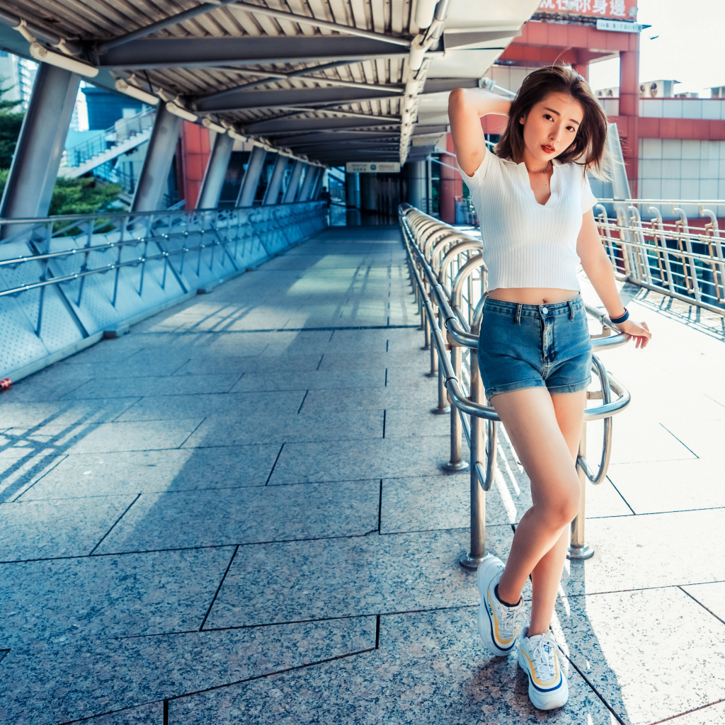 Спортивная азиатка в коротких шортах 