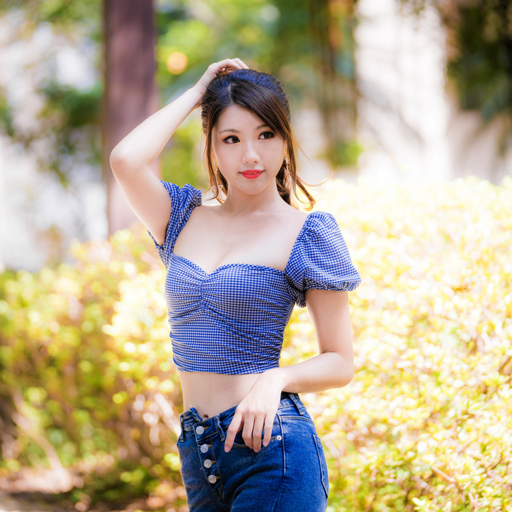 Красивая девушка азиатка в лучах солнца