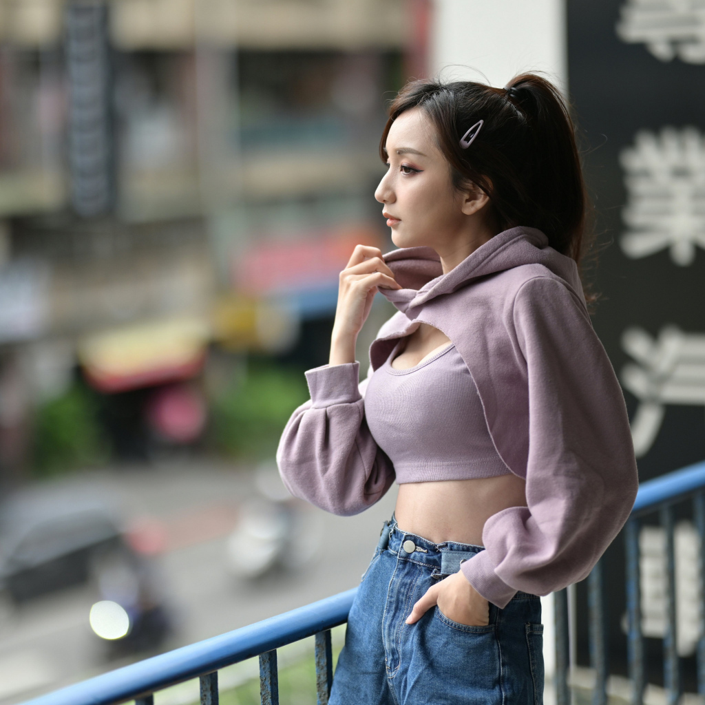 Красивая азиатка с грустным лицом