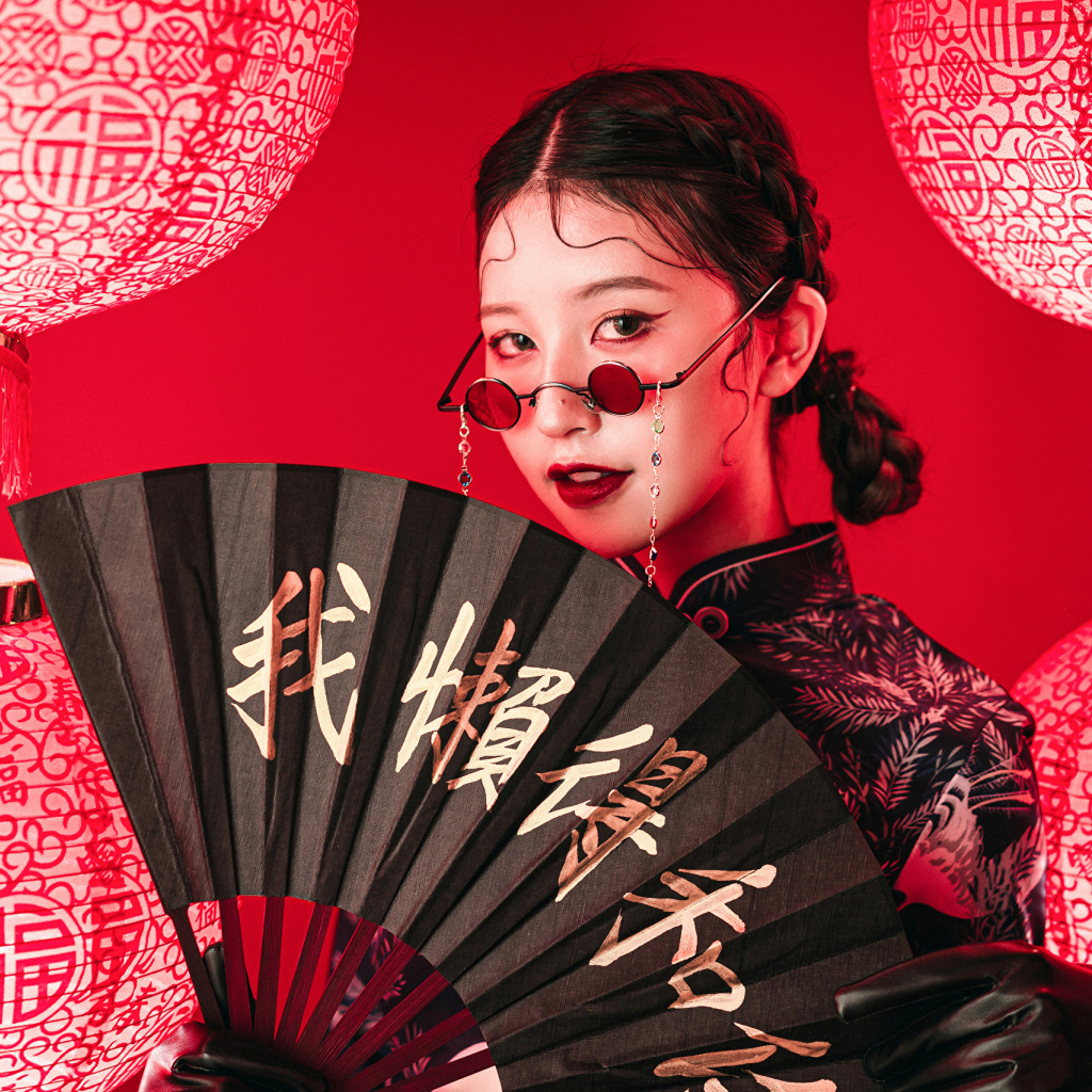 Красивая азиатка с большим черным веером