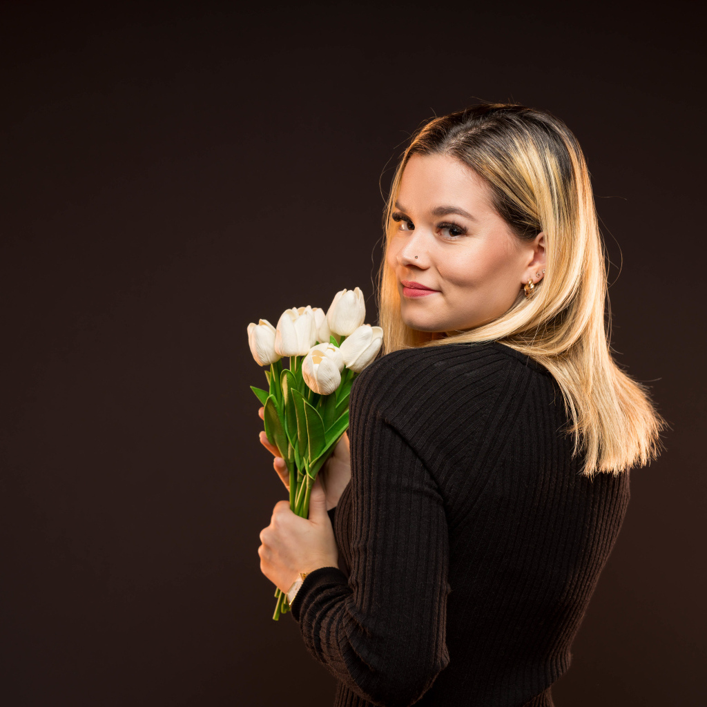 Красивая блондинка с букетом тюльпанов