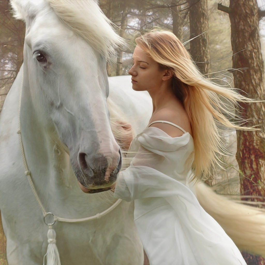 Красивая блондинка с конем в лесу