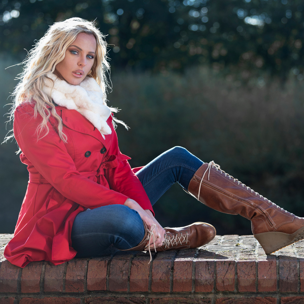 Красивая блондинка в красном пальто
