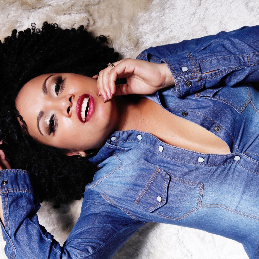 Красивая темнокожая девушка в джинсовой куртке