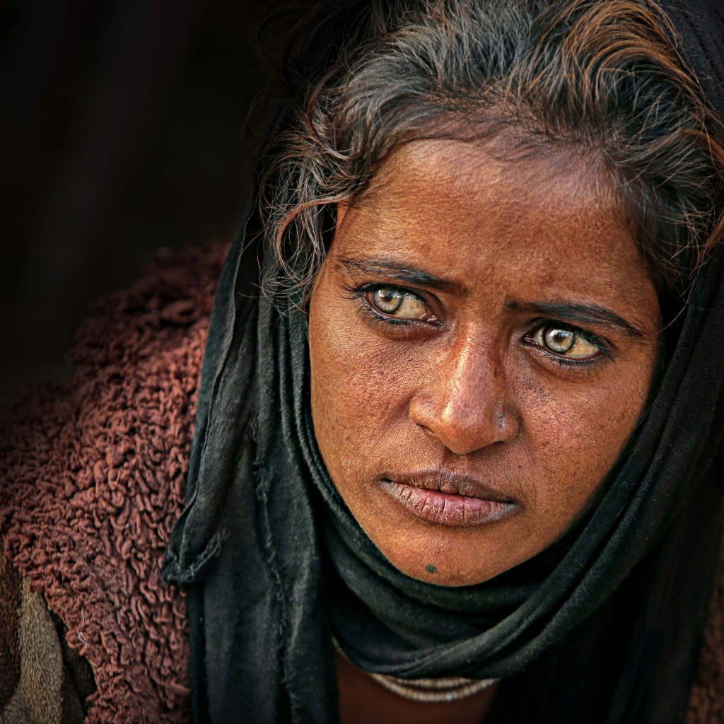 Красивые глаза темнокожей женщины