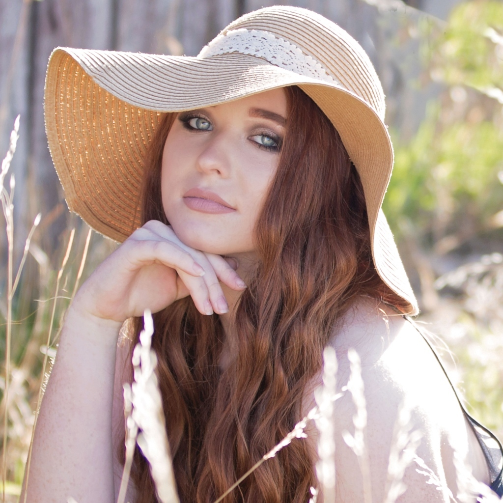 Красивая девушка в большой шляпе 