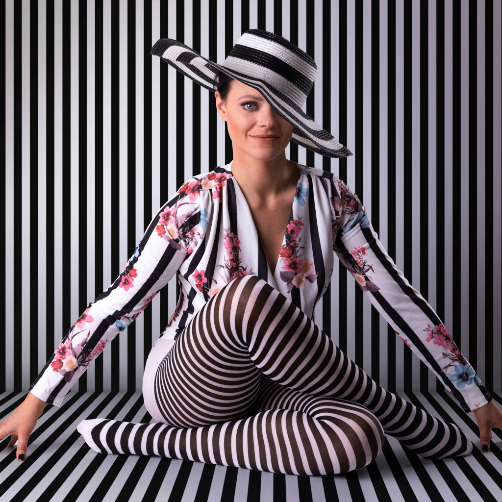 Красивая девушка в полосатом костюме