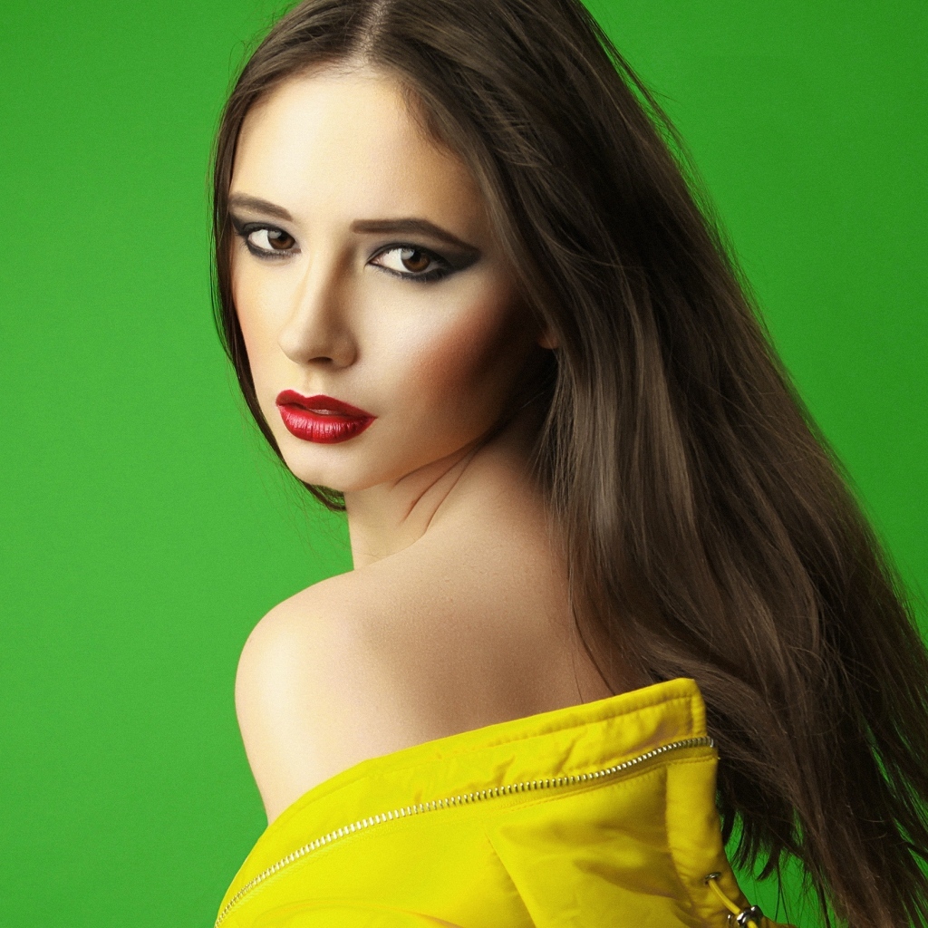 Красивая девушка на зеленом фоне