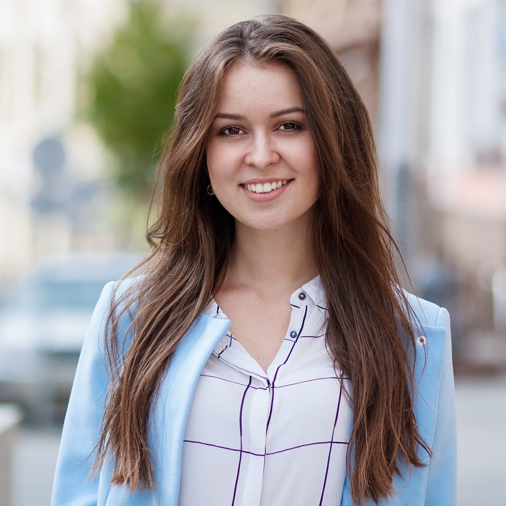 Красивая девушка с очаровательной улыбкой