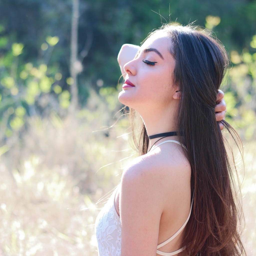 Красивая длинноволосая девушка на природе