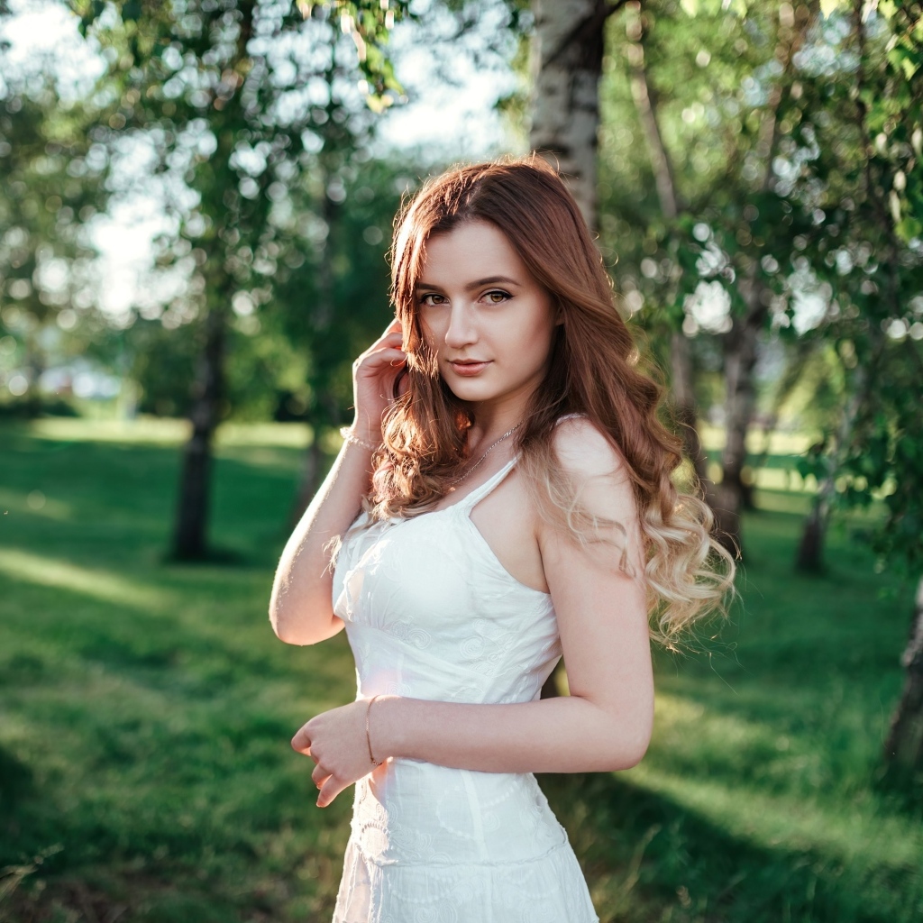 Красивая длинноволосая девушка в парке