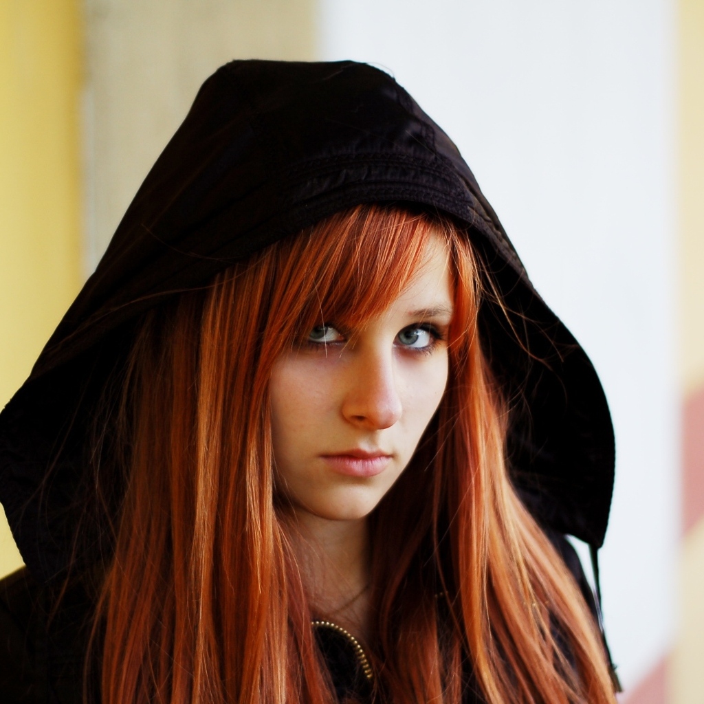 Красивая рыжеволосая девушка в черном балахоне