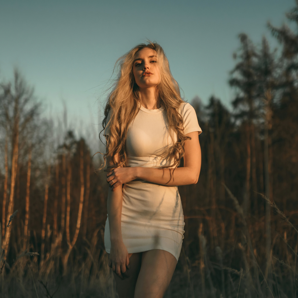 Блондинка в белом платье в лесу