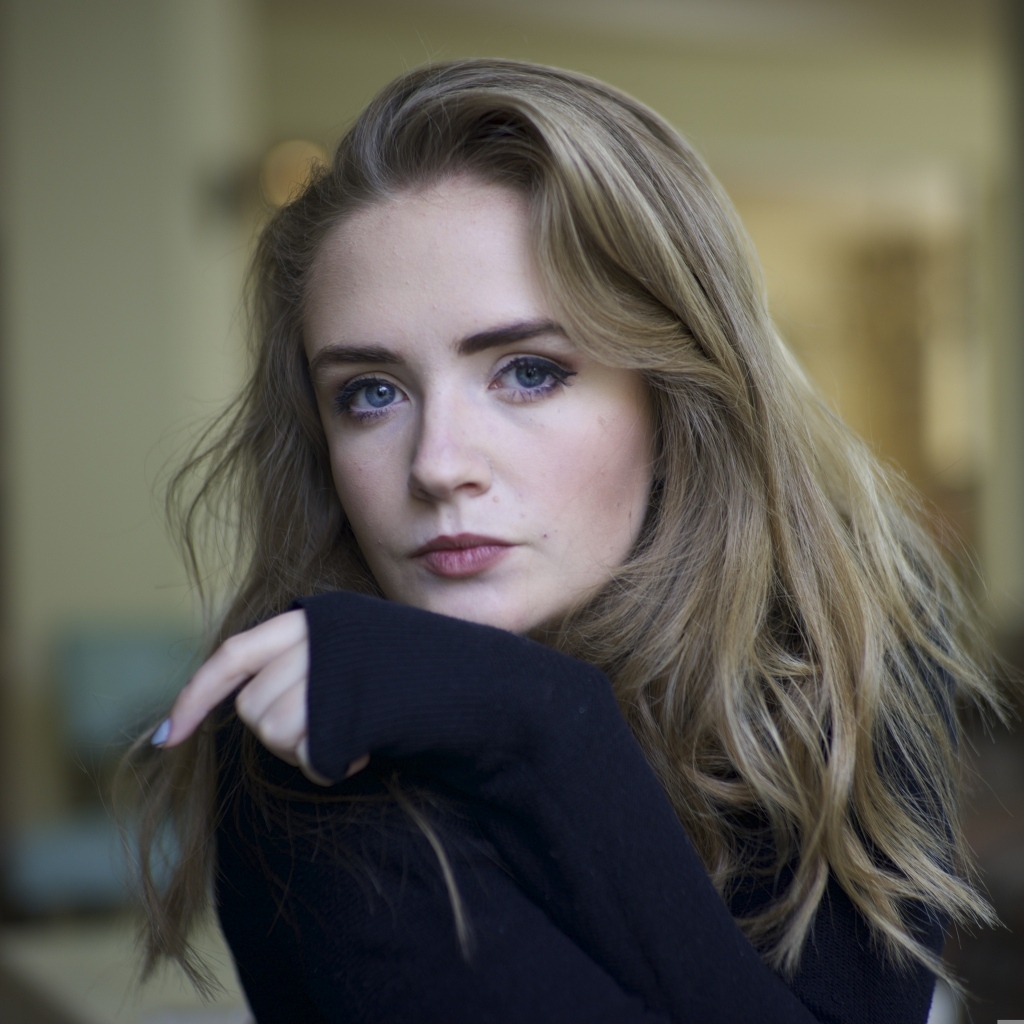 Голубоглазая девушка в черном свитере