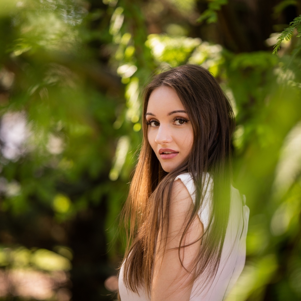 Кареглазая девушка брюнетка в зарослях