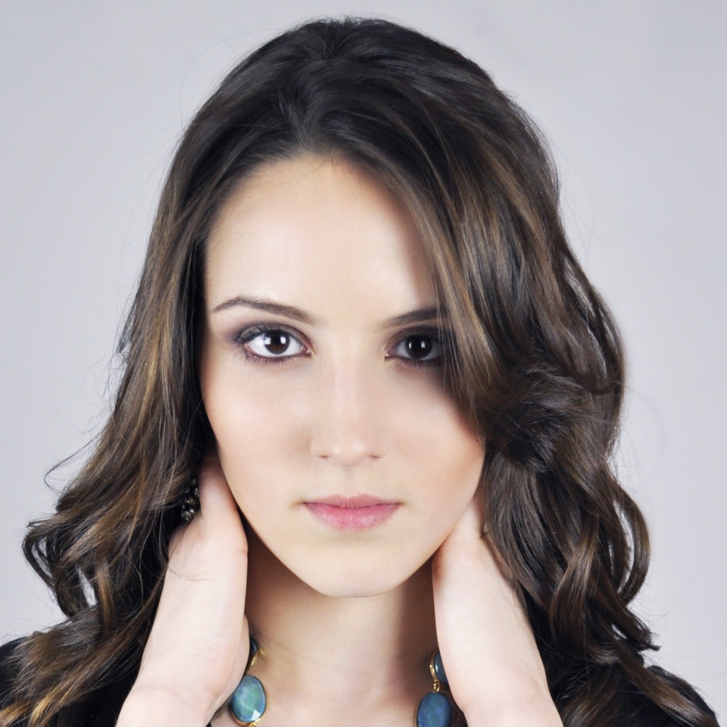 Кареглазая девушка на сером фоне