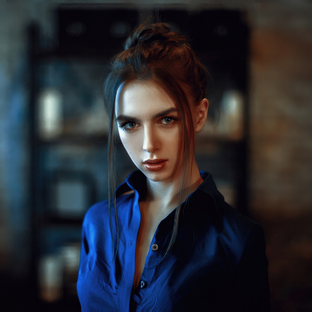 Девушка брюнетка в синей рубашке