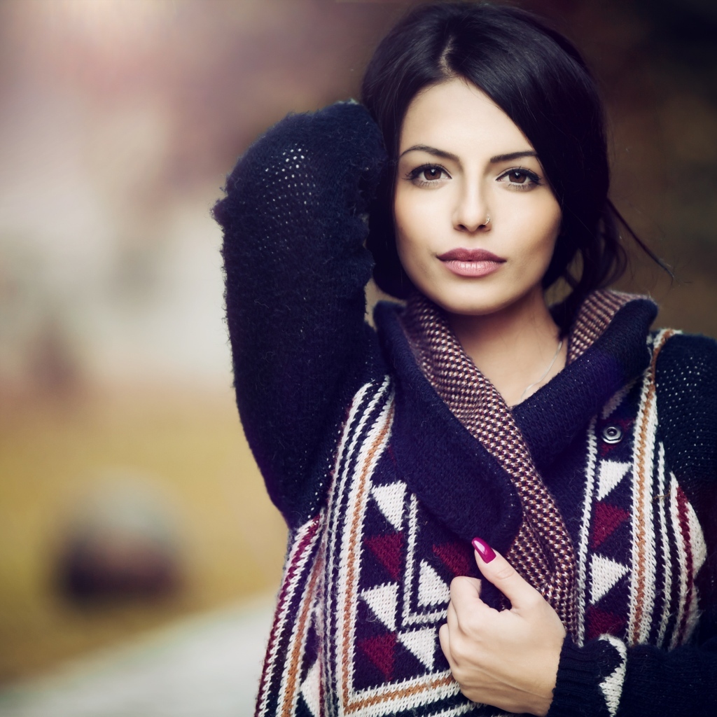 Девушка брюнетка в теплой вязаной кофте