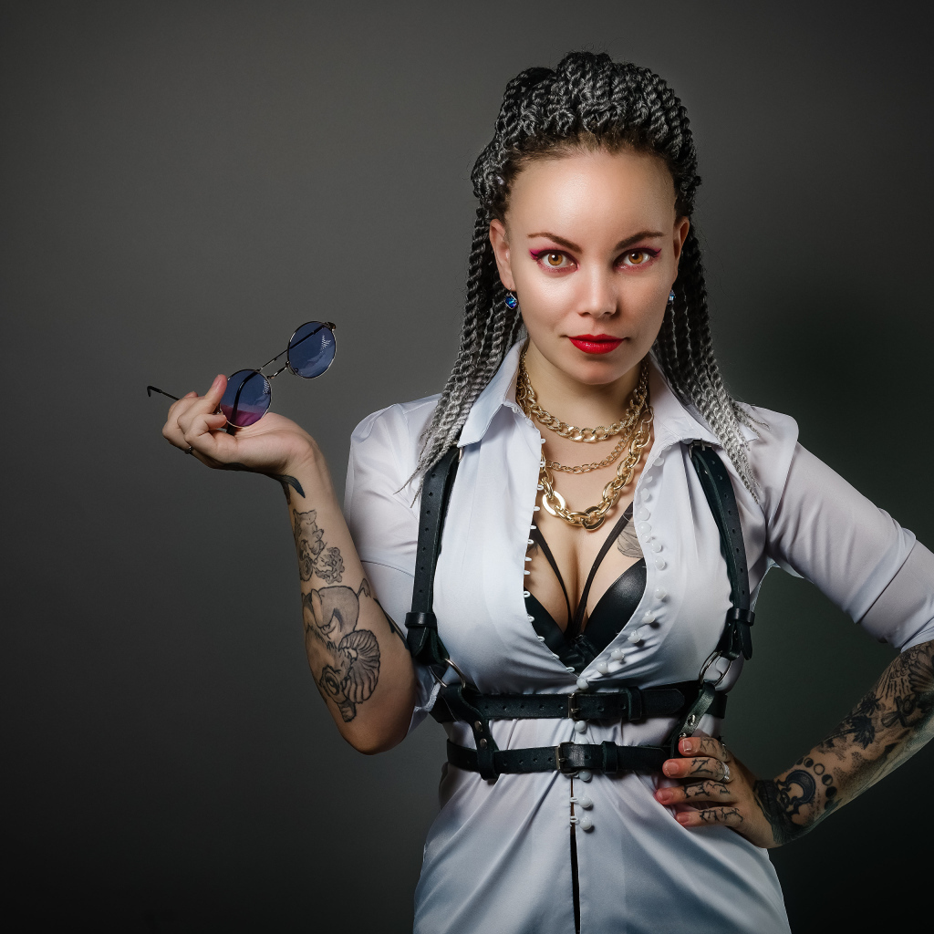 Брутальная девушка с татуировками на теле 