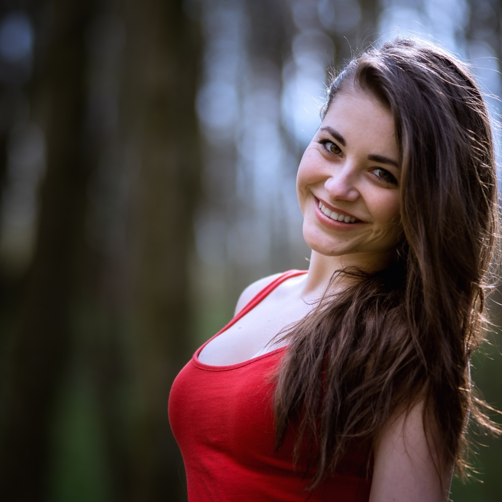 Очаровательная улыбка длинноволосой девушки