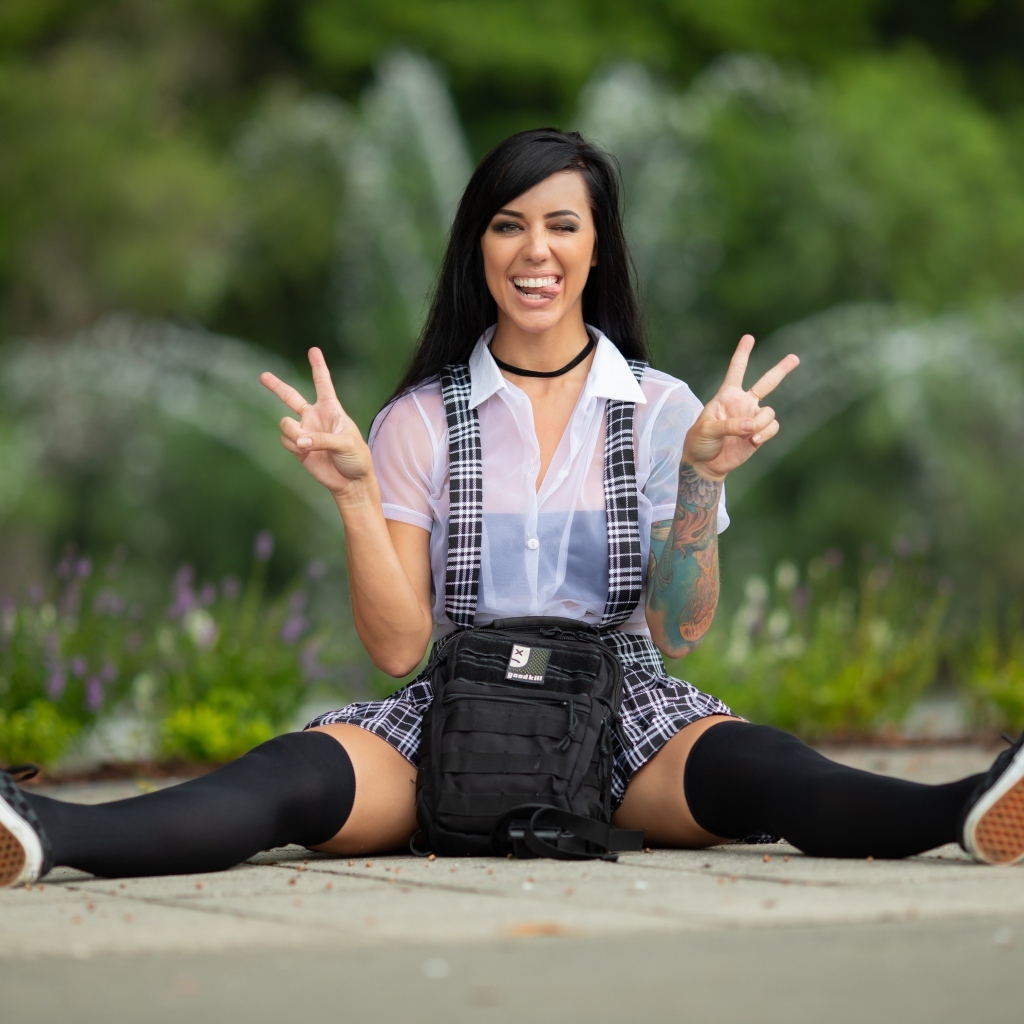 Веселая девушка брюнетка в чулках