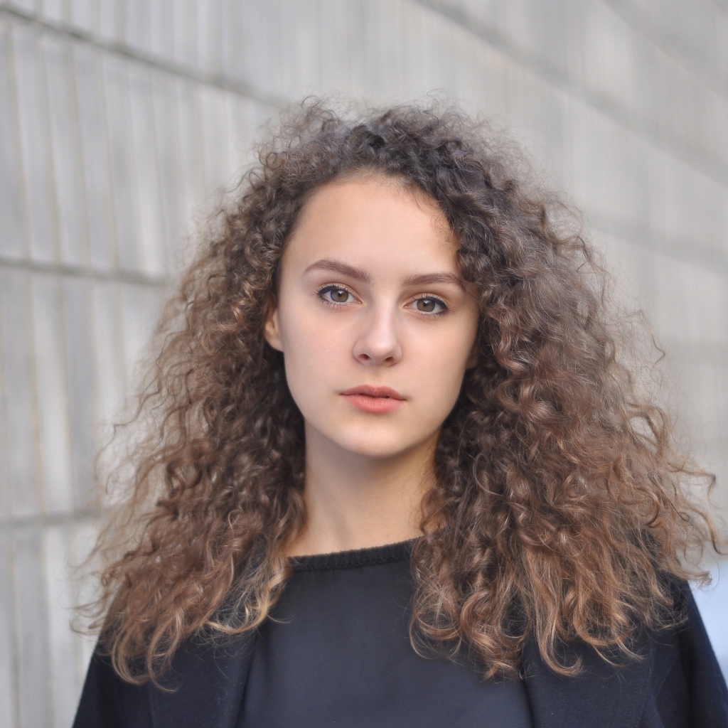 Кудрявые волосы красивой кареглазой девушки 
