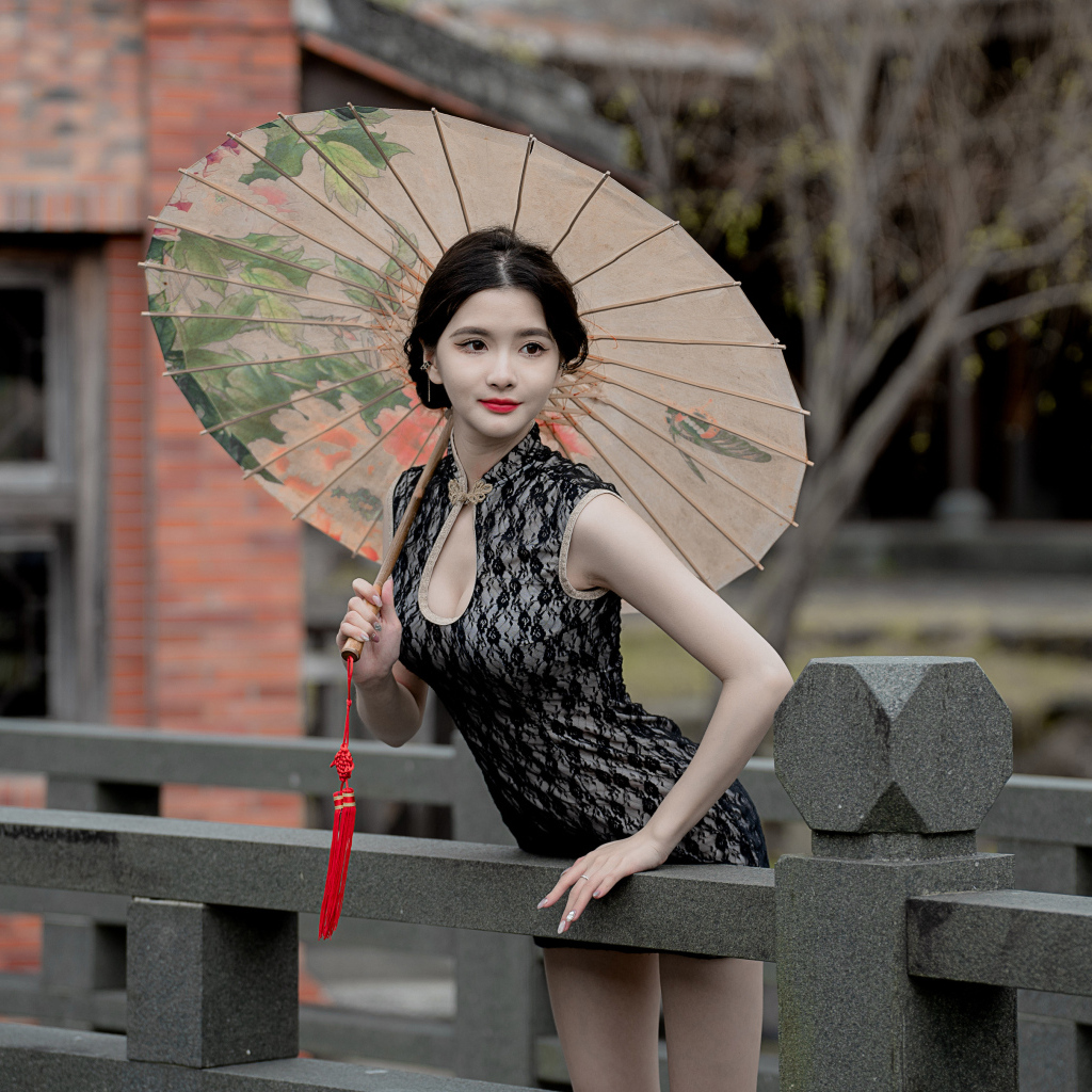 Симпатичная девушка азиатка с зонтом в руках