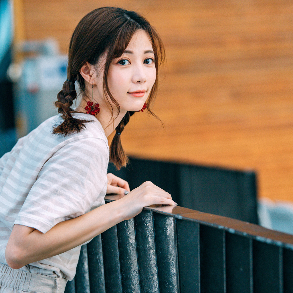 Милая девушка азиатка с косичками на голове 