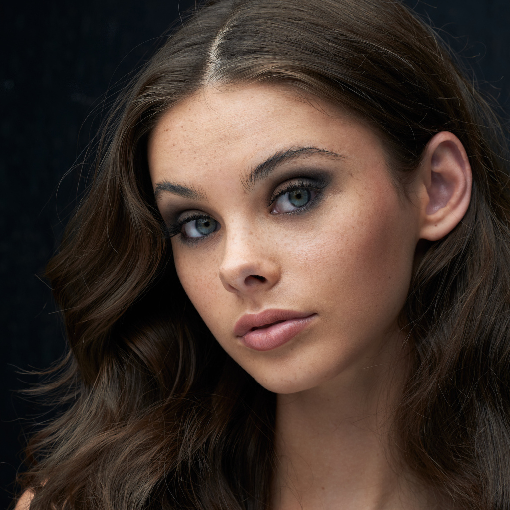 Милая девушка брюнетка с серыми глазами
