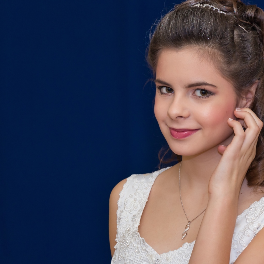 Милая девушка в белом платье на синем фоне