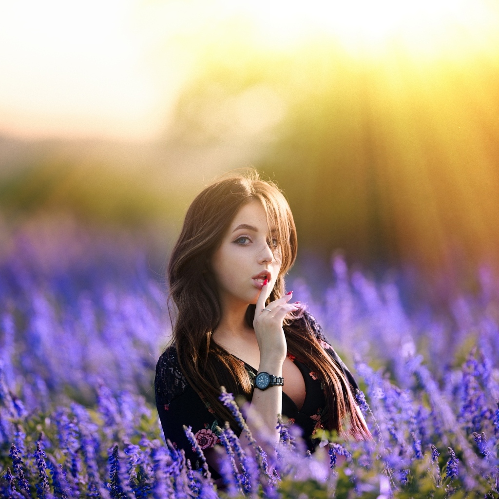 Милая молодая девушка на лавандовом поле