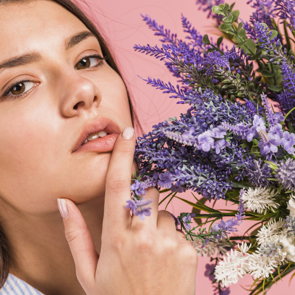 Милая молодая девушка с букетом полевых цветов