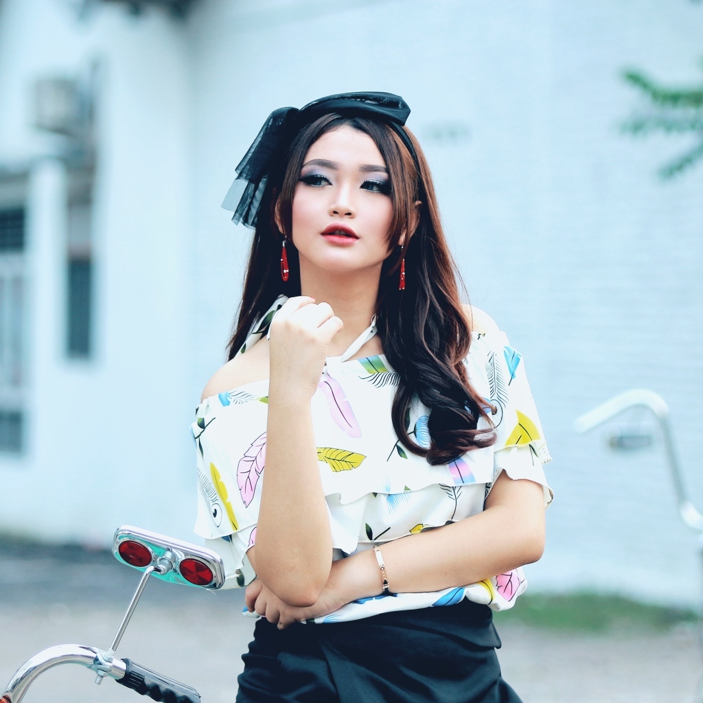 Модная девушка азиатка с красивым макияжем