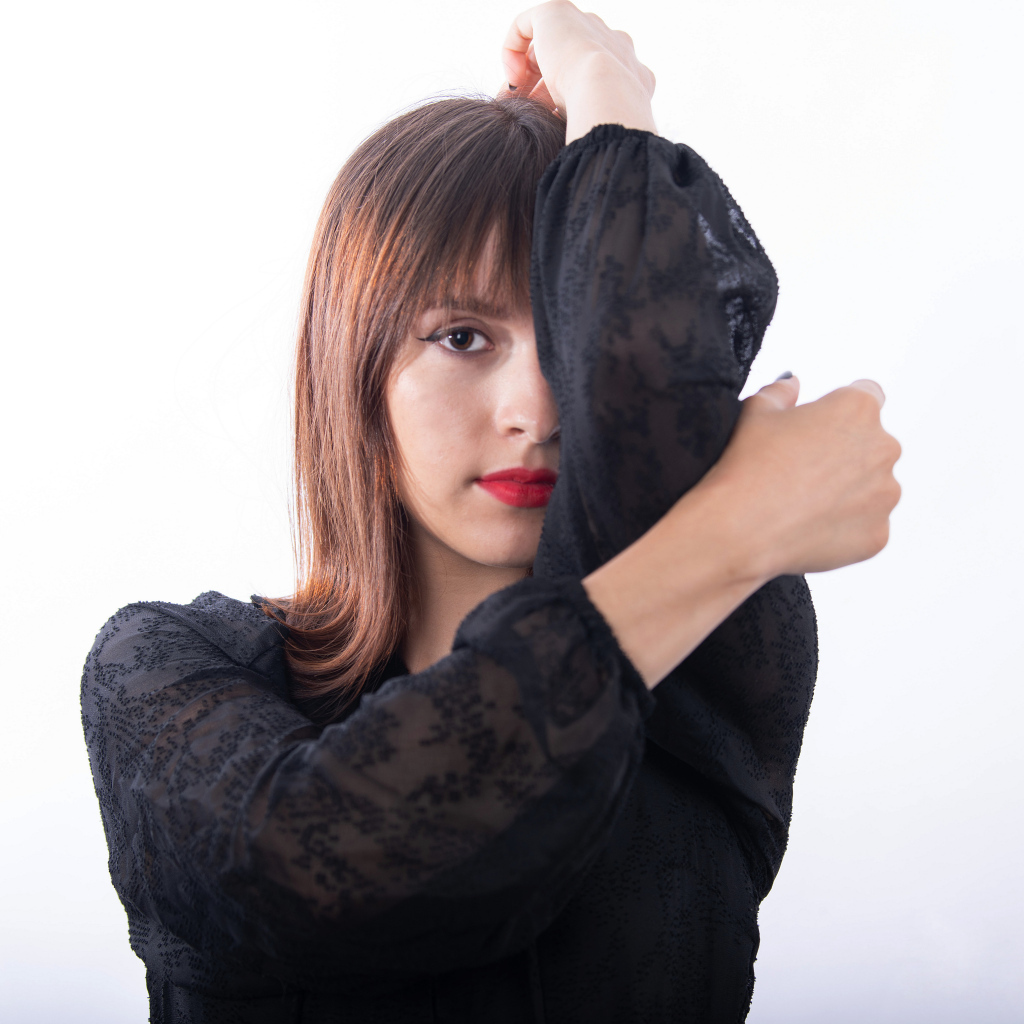 Девушка в черной блузке на белом фоне