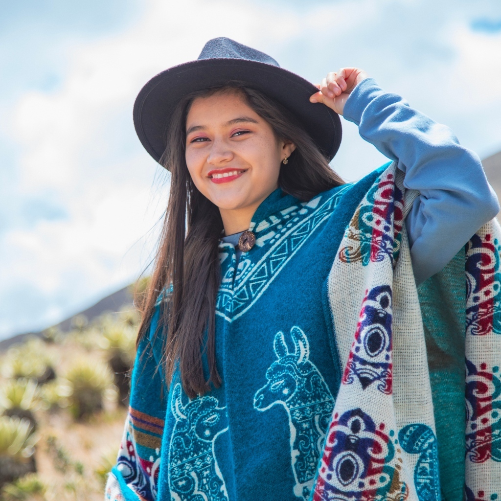 Девушка в ковбойской шляпе и пончо