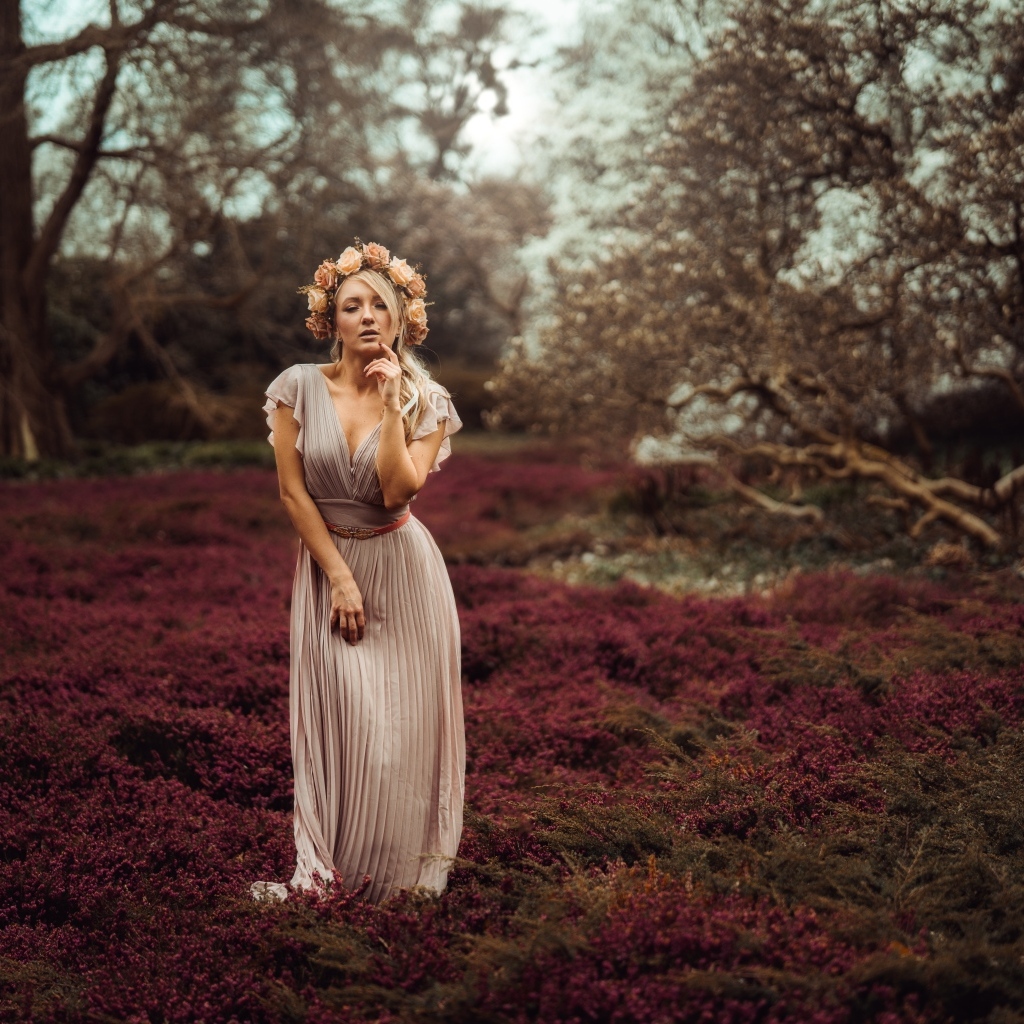 Девушка в длинном платье с венком на голове