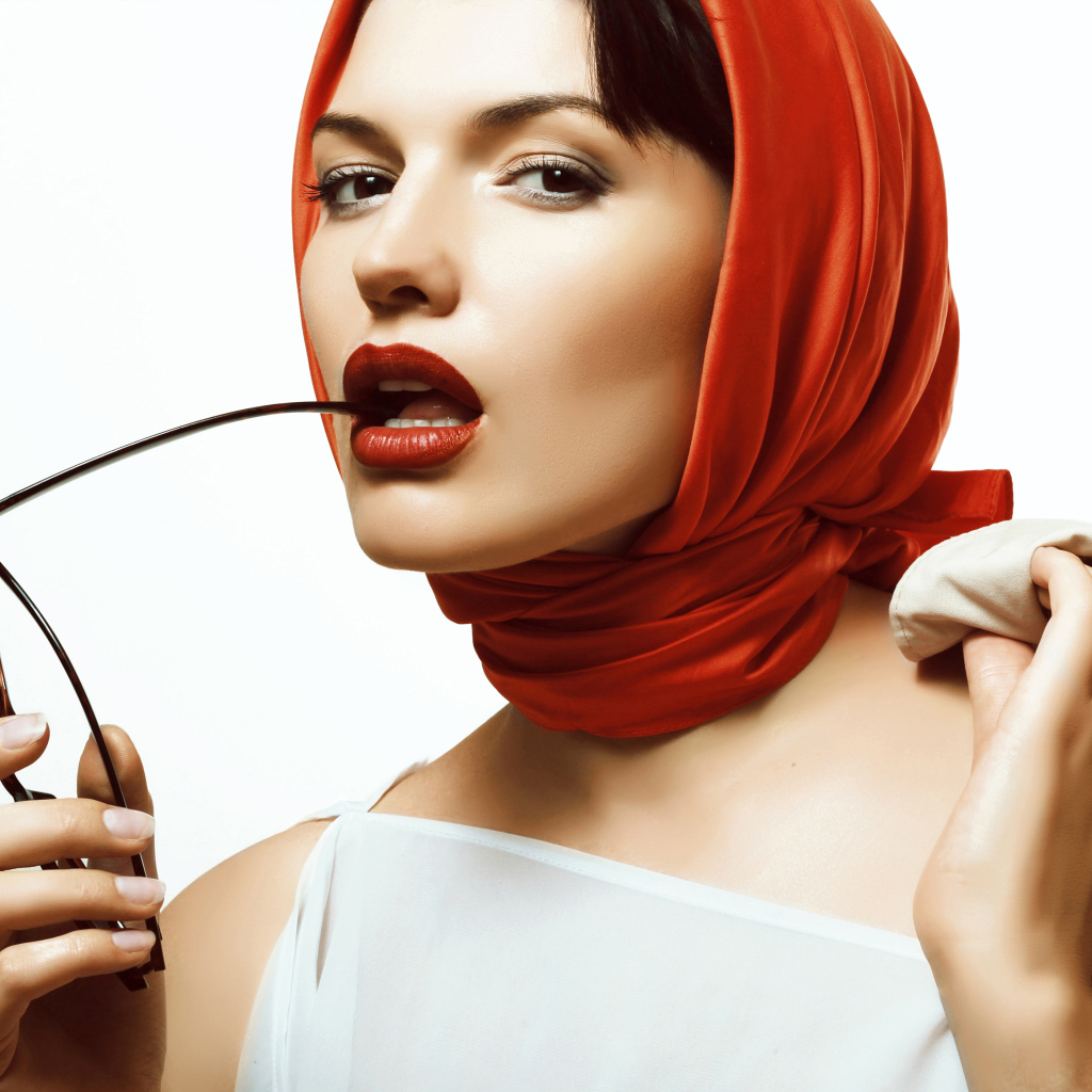 Девушка в красном платке с очками в руке