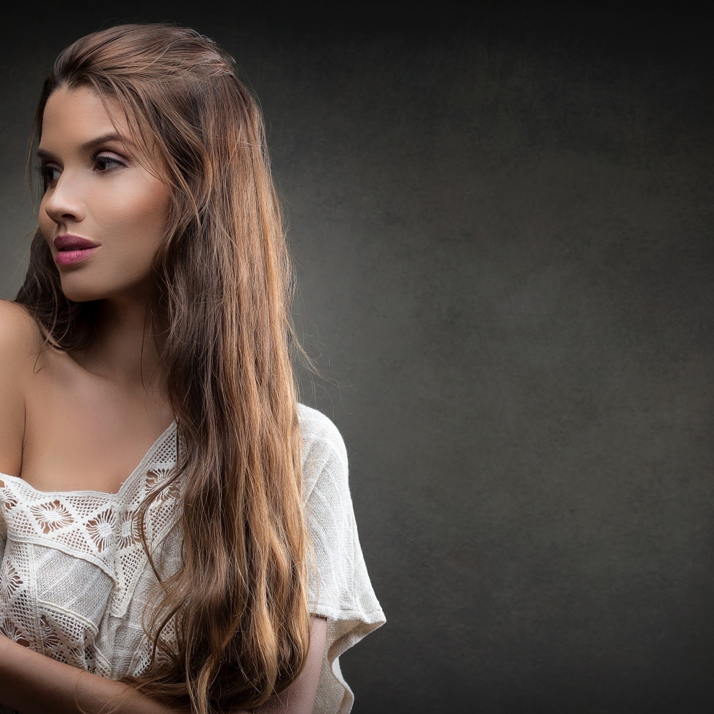 Девушка в белом платье с длинными волосами на сером фоне