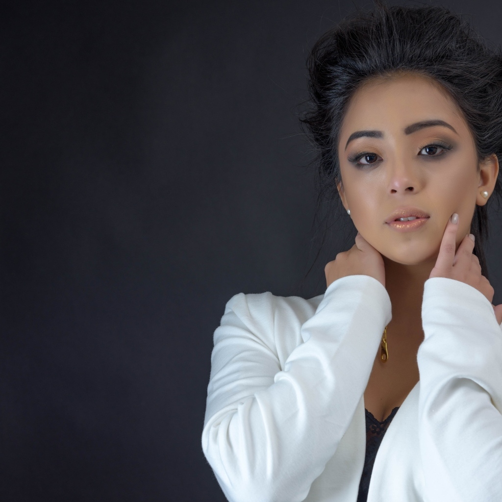 Девушка в белой кофте на сером фоне