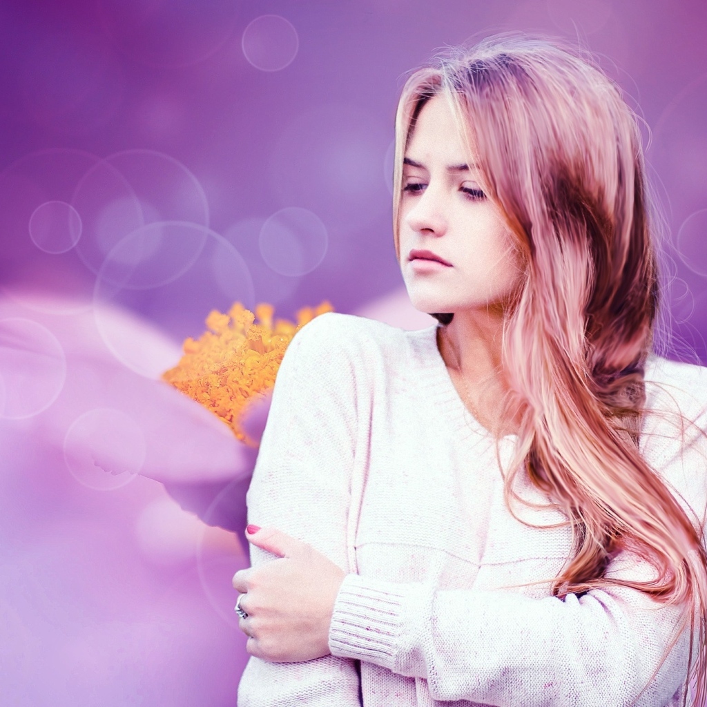 Девушка в белом свитере на красивом сиреневом фоне