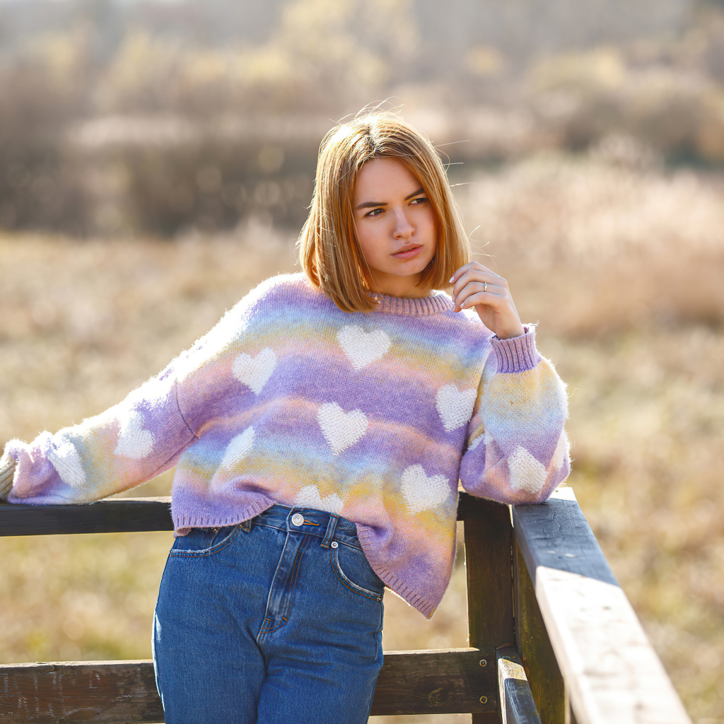 Девушка в свитере и синих джинсах