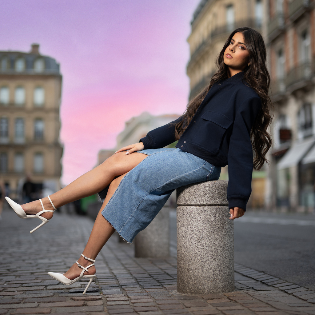 Девушка в белых туфлях на улице города